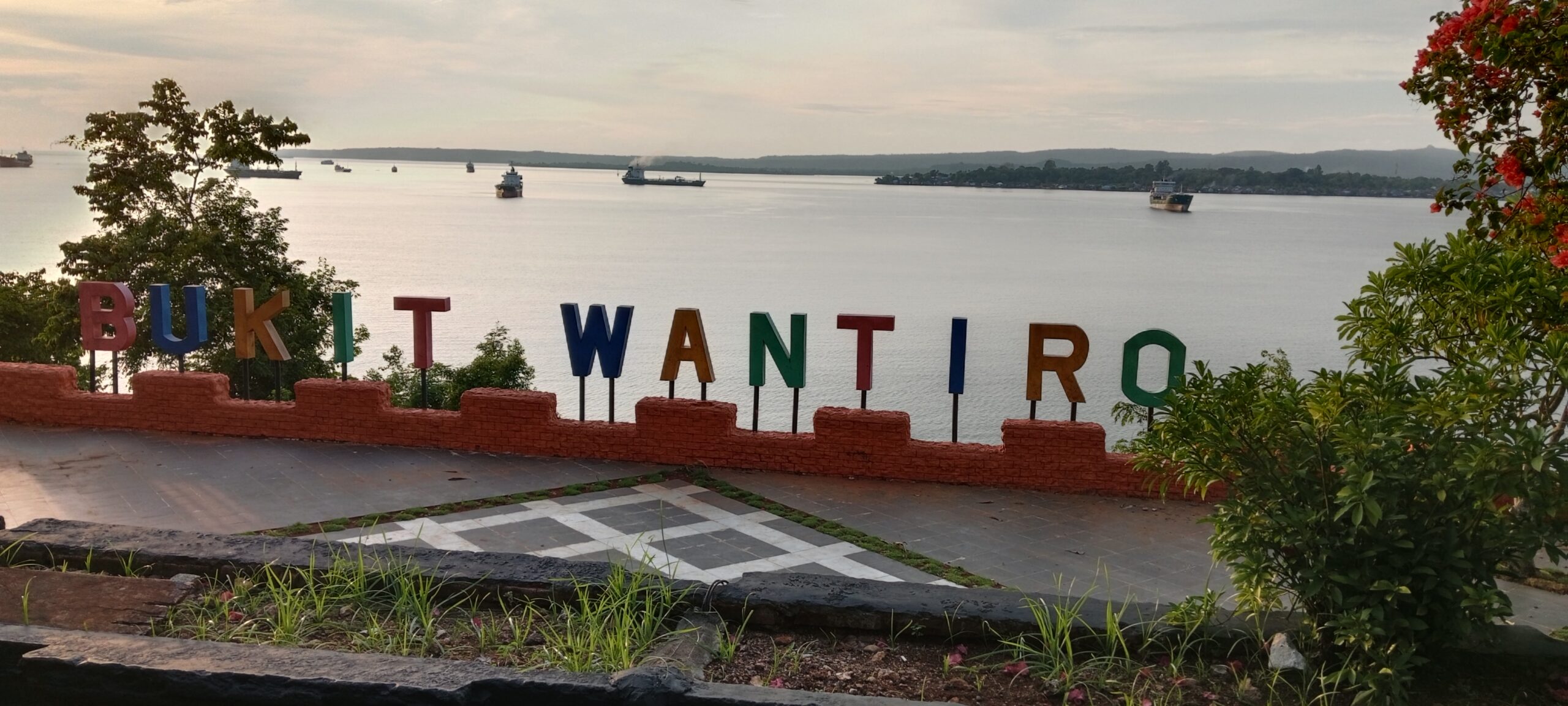 Panorama Laut di Bukit Wantiro