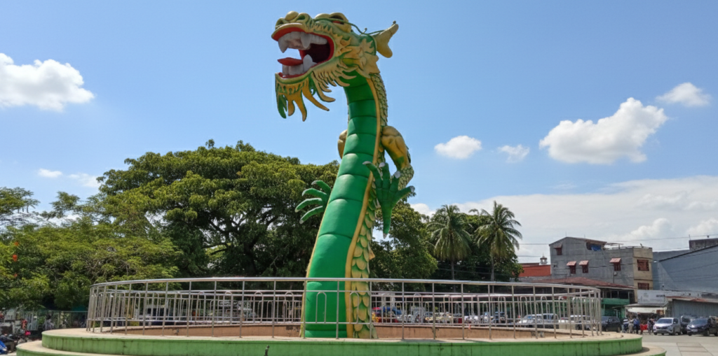 patung kepala naga buton